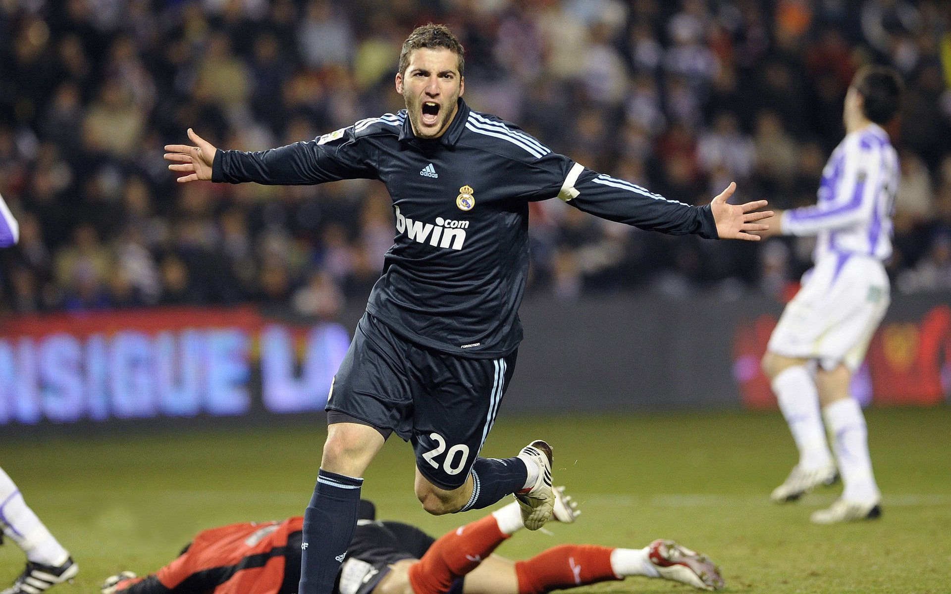 哈利伯顿疯狂攻防拉满存在感！独行侠高效攻防轻取奇才背后的战术密码