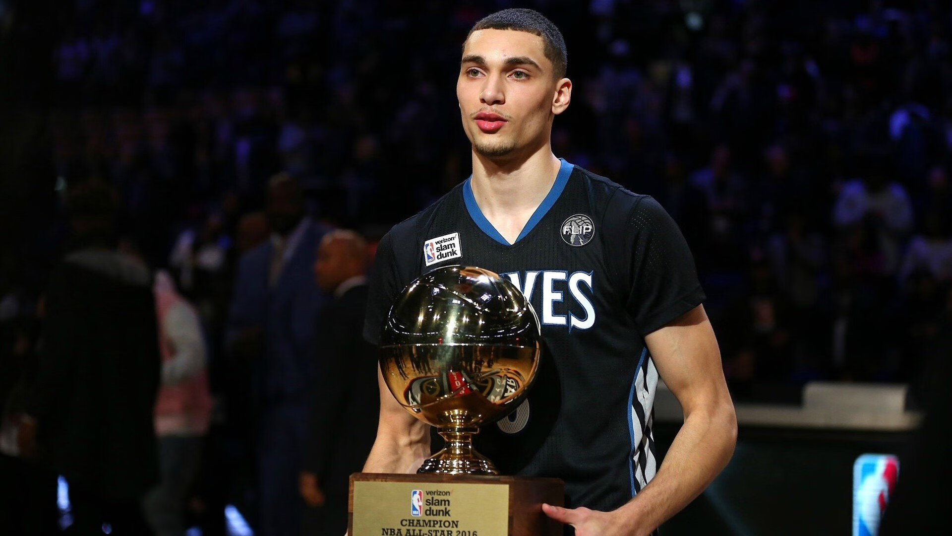 F1新赛季轰鸣启幕，足球门将奥纳纳却跨界抢镜？这个夜晚，存在感到底属于谁？